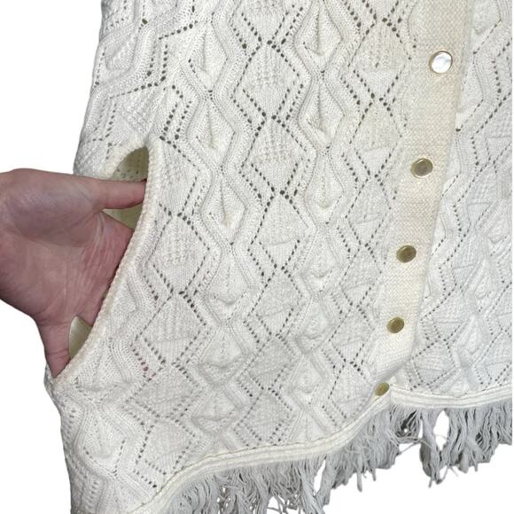Vintage 70s/80s Ivory Cable Knit Fringe Poncho Sweater Cape Pearl Button Western - Picture 3 of 7